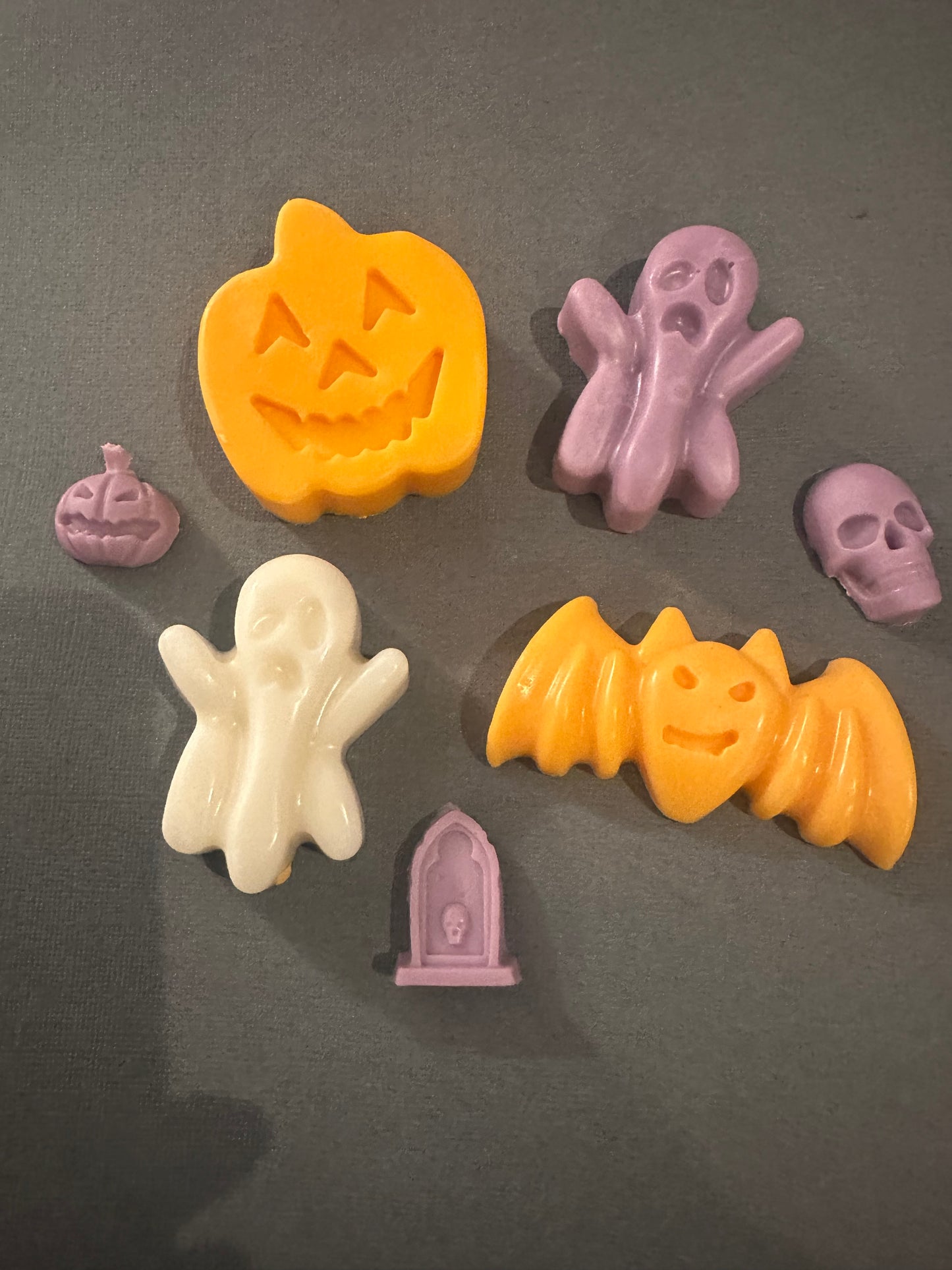 🎃 Spooktacular Mini Soaps – Frightfully Fun & Fragrant! 🕸️